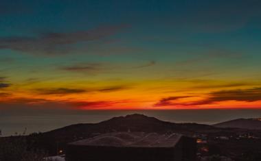 Grüne Bänder und blaue Sonnen