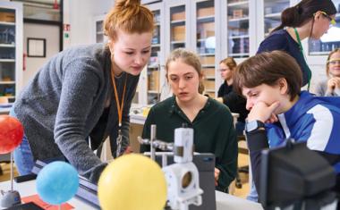 Zwischen Hörsaal und Klassenzimmer