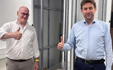 Quantum Brilliance und Fraunhofer IAF nehmen Quantenbeschleuniger in Betrieb