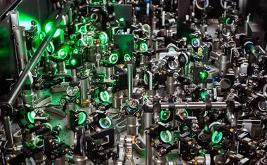 Mit Licht und Magnonen die Eigenschaften eines Materials verändern