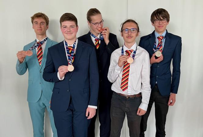 Physik in Galaxien, Sandkratern und Champagner