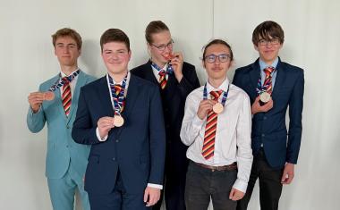 Physik in Galaxien, Sandkratern und Champagner