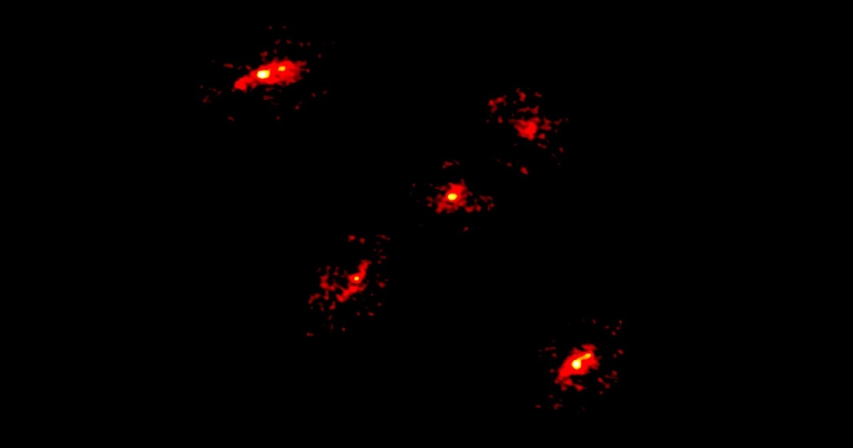Außergewöhnliches Einstein-Kreuz kartiert Dunkle Materie • pro