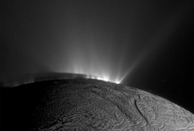 Enceladus stößt organische Verbindungen aus