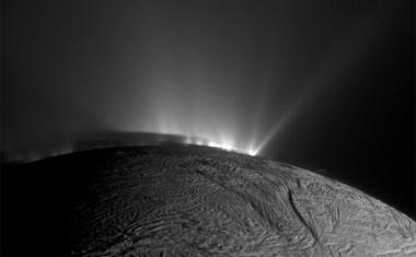 Enceladus stößt organische Verbindungen aus