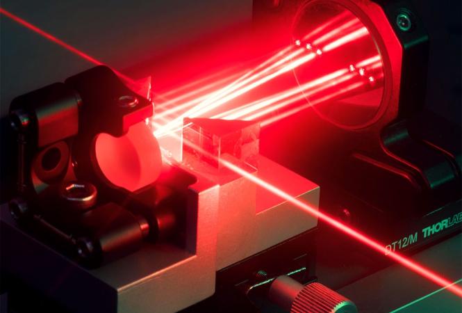 Neues Multipass-Verfahren macht Kurzpulslaser effizienter