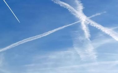 Langlebige Kondensstreifen bilden sich meist in Eiswolken