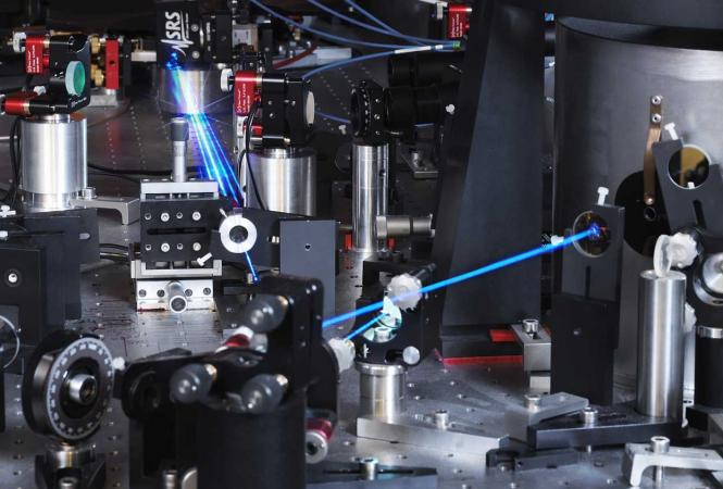 Koppelt ultraleichte Dunkle Materie an an Quarks und Gluonen?