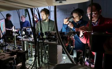 Quantenteleportation zwischen Photonen aus zwei entfernten Lichtquellen