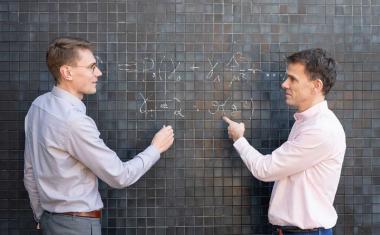 Von Quarkmaterie zu Neutronensternen