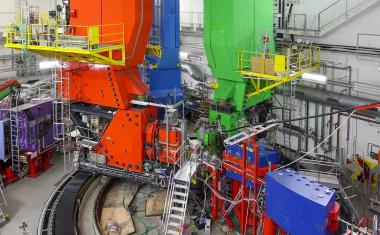 Unerwartetes Verhalten schwerer Atomkerne