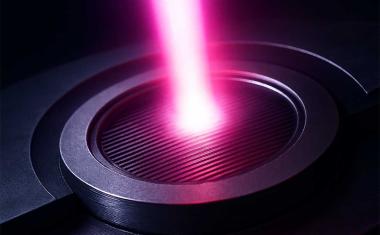 Mikrolaser mit nanometer-strukturiertem Oberflächengitter