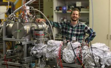 Ionen­falle ermög­licht eine Minute im Nano­kos­mos