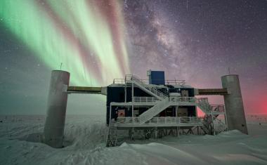 Das Intensitäts-Maximum extragalaktischer Neutrinos