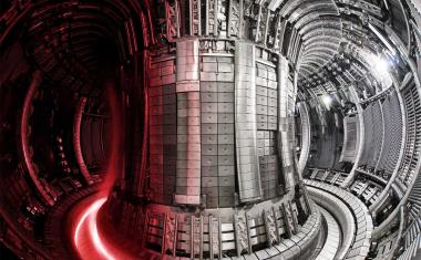 Was in 3D-gedrucktem Stahl für Fusionsreaktoren passiert