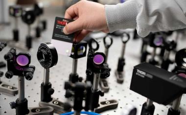 Nanopartikel effizienter per Laser erzeugen