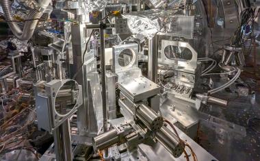 Elektronen in warmer dichter Materie verhalten sich anders als erwartet