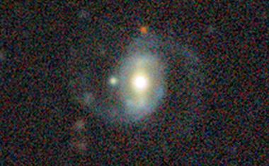 Ein nahes Schwarzes Loch als Fenster in das frühe Universum