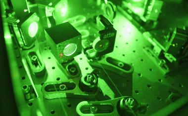 Stabile Lichtfelder erlauben Experimente zur Kontrolle einzelner Elektronen