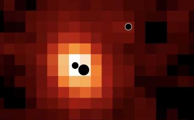 Erstmals drei Schwarze Löcher in einer jungen Galaxie entdeckt