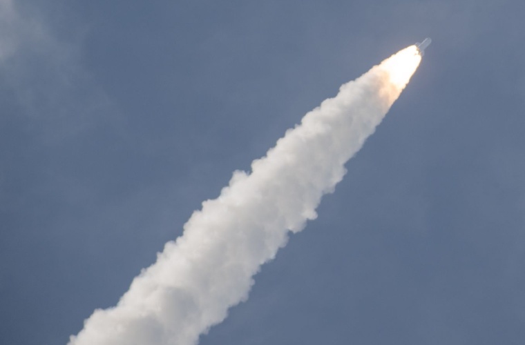 Die Ariane 6 auf dem Weg ins All, wo sie 15 ihrer 17 Nutzlasten in einer...