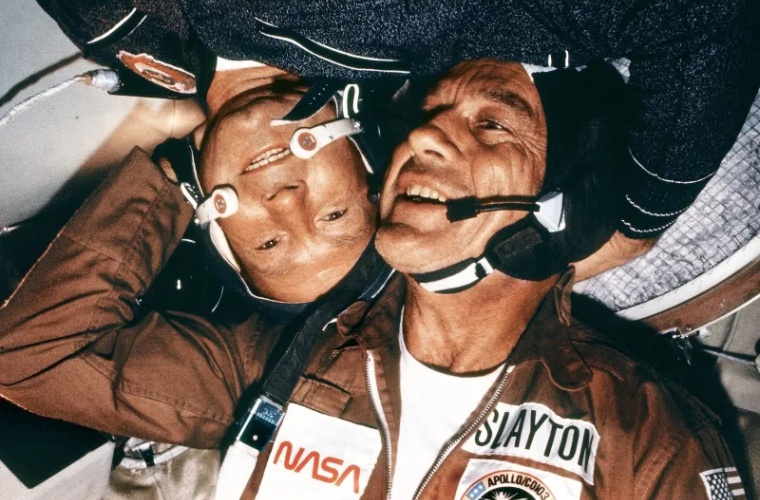 Der NASA-Astronaut Deke Slayton umarmt den russischen Kosmonauten Alexej...