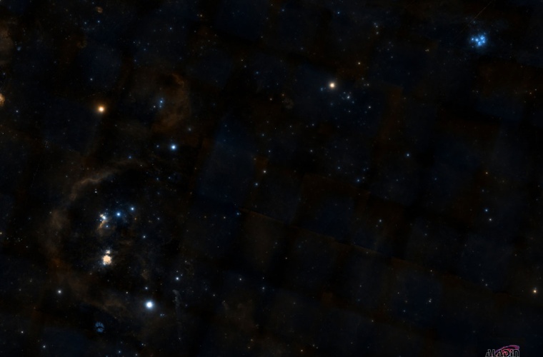Das Bild zeigt - das Sternbild Orion und den Orionnebel-Haufen als zentralen “Stern” im Schwert des Orion, die Plejaden und die Hyaden.