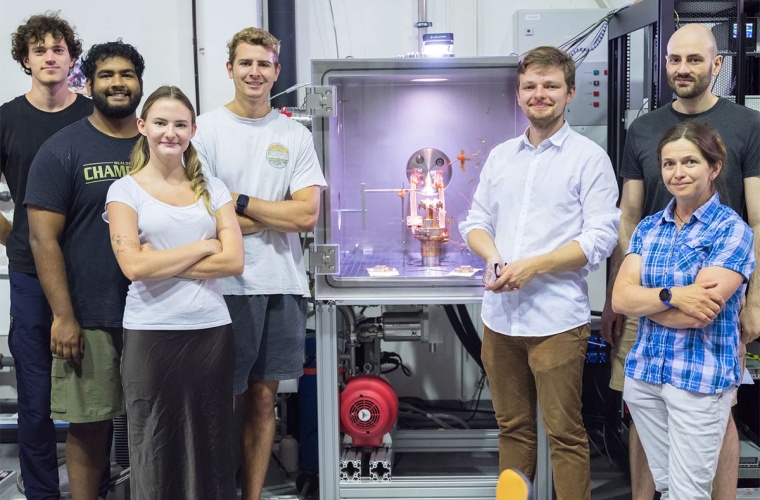 Das HTS4Fusion-Kernteam des IPP rechts vom Teststand: Paul Huslage, Dr. Stefan Nißl, Dr. Eve Stenson (v.l.n.r.). Links vom Teststand: Internationale Sommerstudenten, die am Projekt mitarbeiteten.