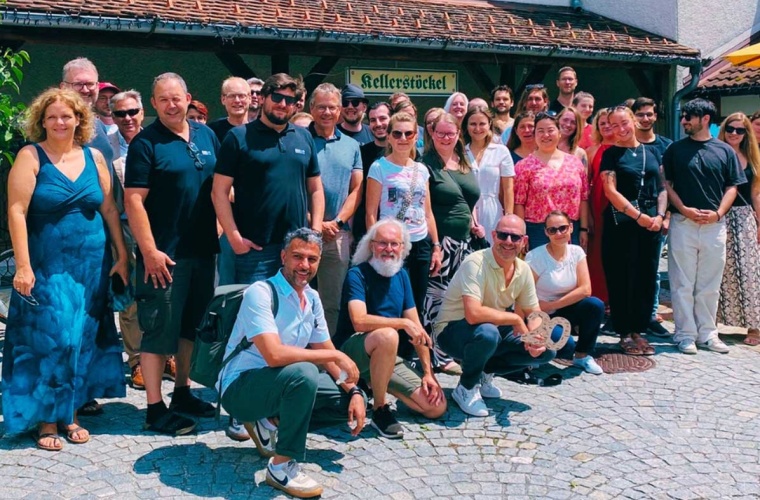 Gruppenfoto vom Jubiläumsausflug nach Graz zur Schwesterfirma EVK DI 
Kerschhaggl