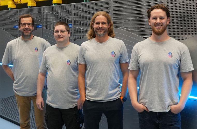 (v.l.n.r.) Prof. Christian Plessl, Dr. Robert Schade, Prof. Stefan Schumacher und Jan Wingenbach. Nicht im Bild ist Dr. David Bauch, ehemaliges Mitglied der Forschungsgruppe von Prof. Schumacher und federführender Entwickler von Phoenix
