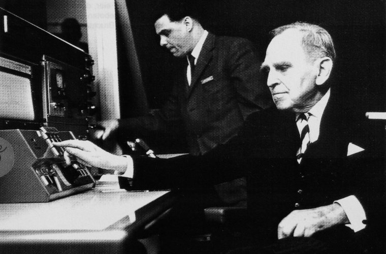 Nobelpreisträger Otto Hahn am Pult des TRIGA Mainz bei der offiziellen Inbetriebnahme des Reaktors im April 1967