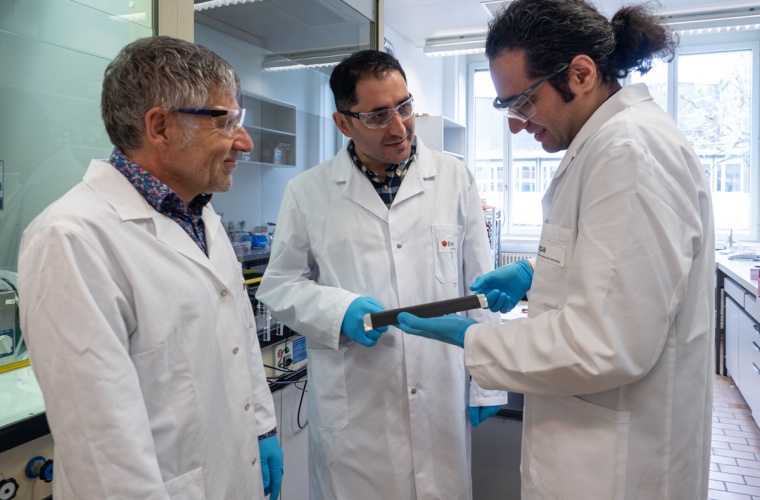 Jakob Heier, Vahid Charkesht und Sina Azad mit einer Elektrode aus Graphen, die sich im Rolle-zu-Rolle-Verfahren in industriellem Maßstab herstellen lässt.