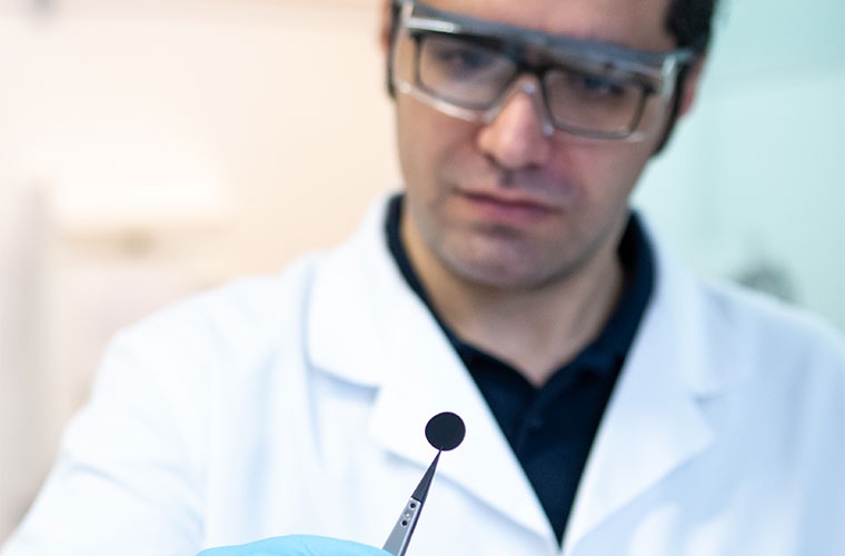 Vahid Charkhesht mit einer Graphen-Elektrode für einen Superkondensator