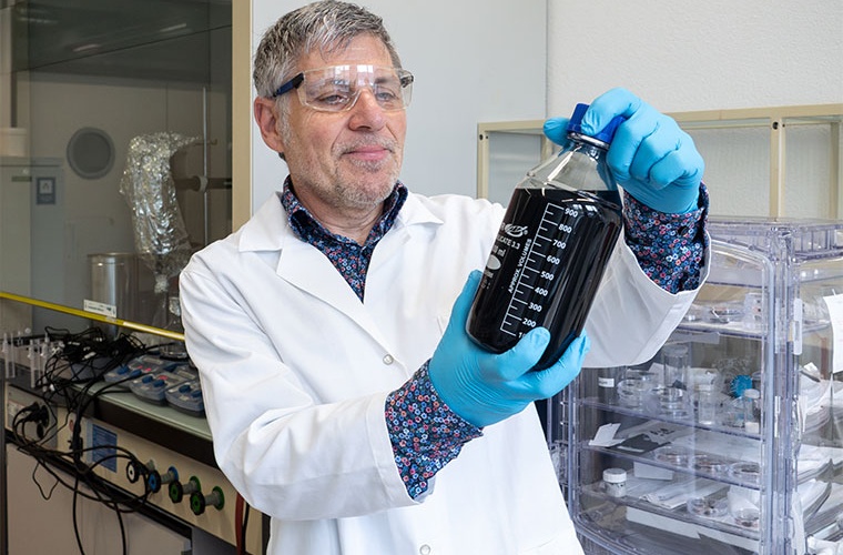 Jakob Heier mit der Drucktinte, die hochwertiges Graphen enthält – und ist trotzdem günstig herzustellen ist.