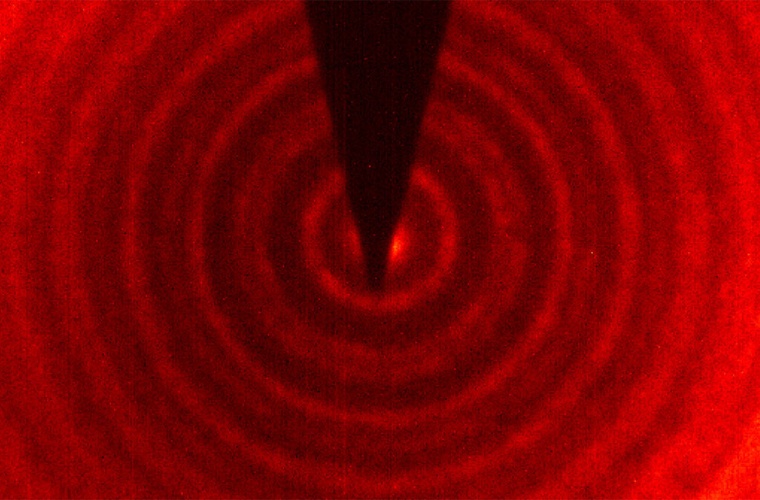 Mit einem Strahl aus Heliumatomen haben sie eine dünne Membran aus Graphen durchleuchtet. Die Materiewellen des Atomstrahls erzeugen hinter der Membran ein charakteristisches Wellenmuster.
