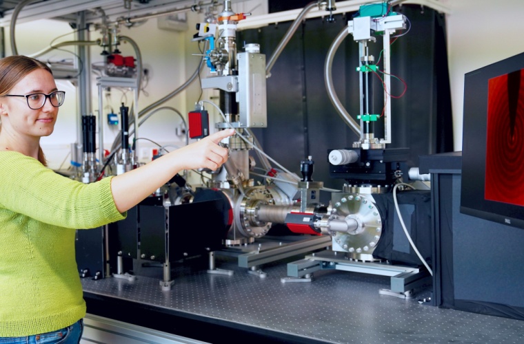 In ihrem Laboraufbau haben die DLR-Forschenden Atome in einem Strahl auf bis zu zwei Millionen Kilometer pro Stunde beschleunigt und damit eine Graphenprobe durchleuchtet. Die Materiewellen des Atomstrahls geben Aufschluss über die atomare Struktur auch von strahlungsempfindlichen Proben