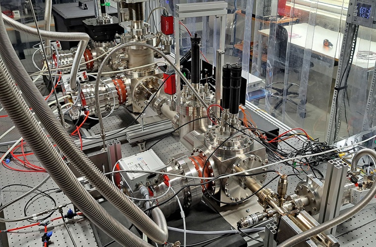 In einer Vakuumkammer trifft der Atomstrahl auf eine Festkörperprobe. Ein Detektor nimmt das dabei entstehende Beugungsmuster der Materiewellen auf.