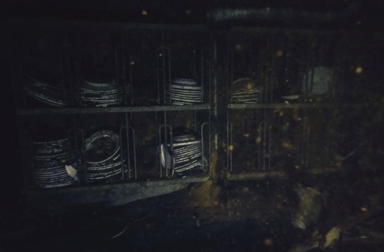 Julian Charrière: USS Saratoga (2019) – Blick in einen Geschirrschrank an...