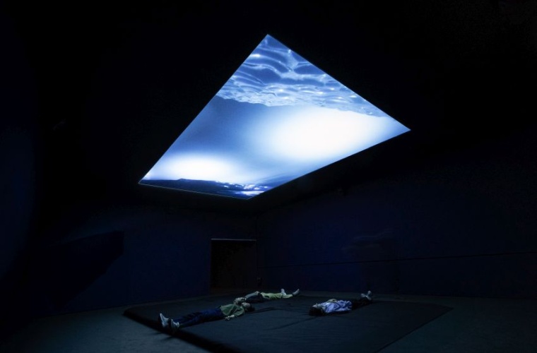 Im Mittelpunkt von Julian Charrières Videoinstallation „Albedo“, die in...