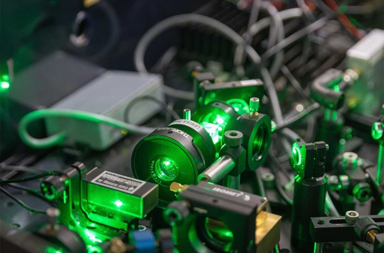 Detailaufnahme des Experimentaufbaus. Mittels Laserlicht werden die Molekülionen des Wasserstoffs gekühlt, so dass sie anschließend laserspektroskopisch vermessen werden können.