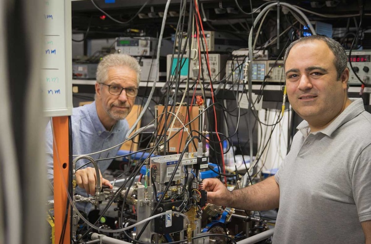 Prof. Stephan Schiller, PhD, (l) und Dr. Soroosh Alighanbari an ihrem Experiment am Institut für Experimentalphysik der HHU.