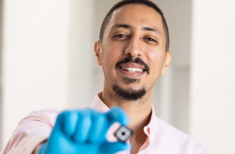 Dr. Oussama Er-Raji mit einer passivierten Labor-Zelle