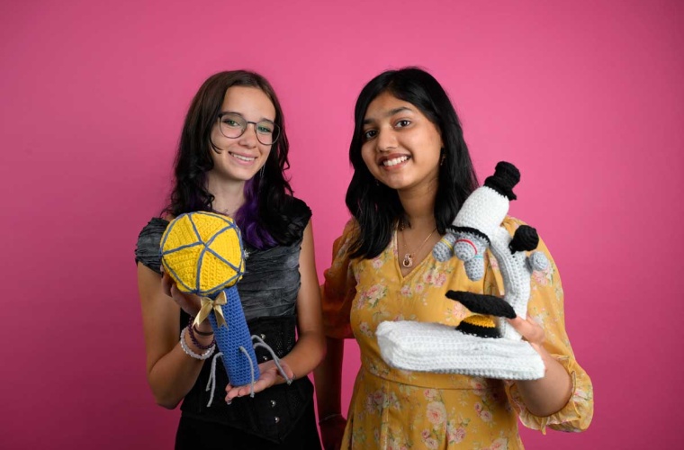 Misha Hegde (r) und Mia Maurer beim Bundeswettbewerb Jugend forscht 2025