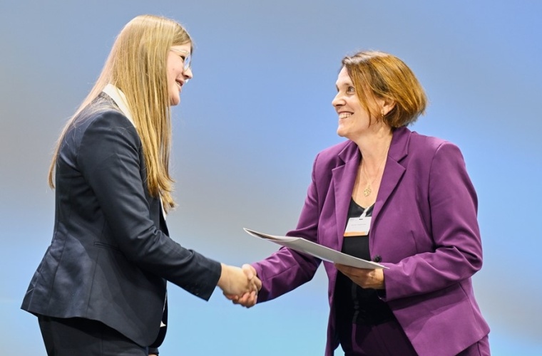 Claudia Felser verlieh den ersten Preis im Fachgebiet Physik 2025 an Johanna Freya Pluschke.