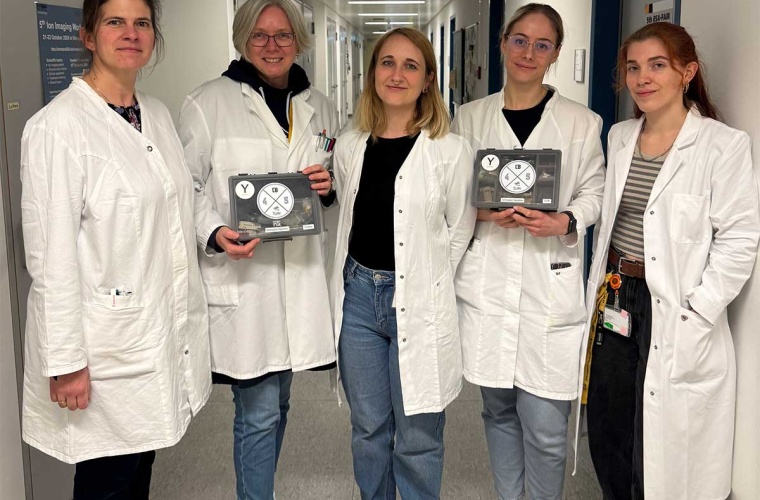 Übergabe der HippoBox-Hardware an die Firma YURI: Carola Hartel, Insa Schroeder (Projektleiterin), Katharina Block (YURI), Kim Knorr, Leonie Hartig (v.l.)