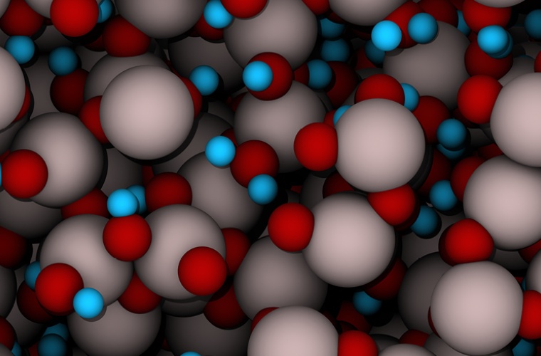 Das Modell zeigt in Aluminium-Atome (grau) eingelagerte Wasserstoffatome (blau), die sich an den Sauerstoff (rot) binden und so die Materialeigenschaften des Aluminiumoxids entscheidend verändern.