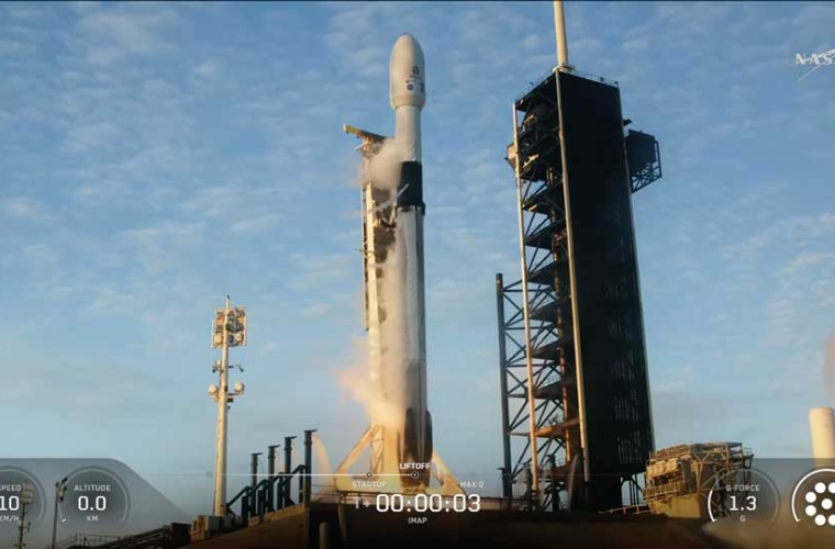 Die Falcon-9-Rakete drei Sekunden nach Zünden der neuen Merlin-Triebwerke am Kennedy Space Center