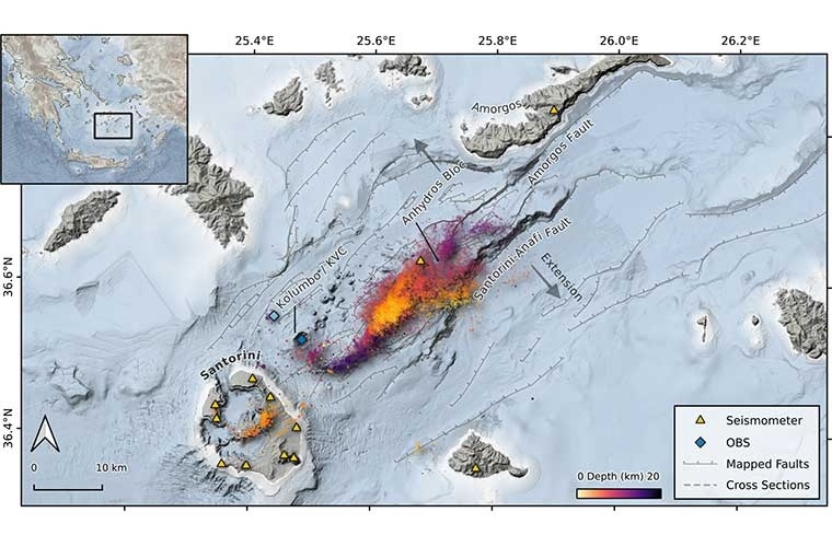 Eine Karte zeigt die Insel Santorini und den Unterwasservulkan Kolumbo und die seismischen Zentren der Erdbeben