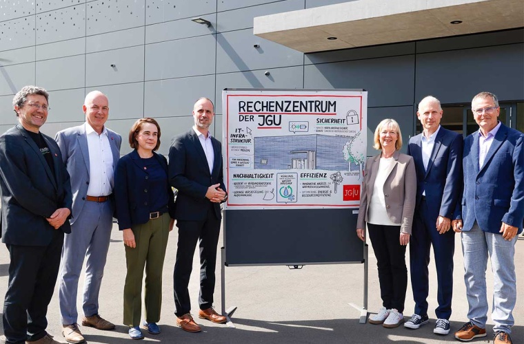Einweihung des neuen Rechenzentrums auf dem Gutenberg-Campus: (v.l.) Prof. Dr. Franz Rothlauf, CIO der JGU, Universitätspräsident Prof. Dr. Georg Krausch, JGU-Kanzlerin Dr. Kerstin Burck, Wissenschaftsminister Clemens Hoch, Finanzministerin Doris Ahnen sowie die beiden Leiter des ZDV, Carsten Allendörfer und Dr. Stefan Schardt