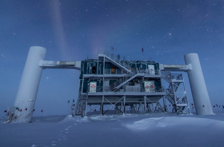 Das IceCube-Labor befindet sich in der Nähe der Amundsen-Scott South Pole Station in der Antarktiks. Hier befinden sich zum Beispiel die Computer, die die Daten aufzeichnen.
